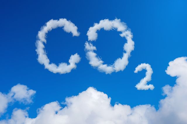 Połowa globalnych emisji CO2 pochodzi z produkcji 36 firm