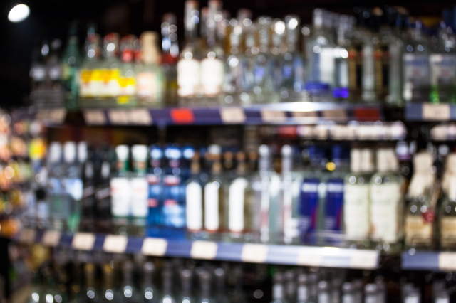 Sprzedaż alkhololu na stacjach paliw napędzają „małpki”